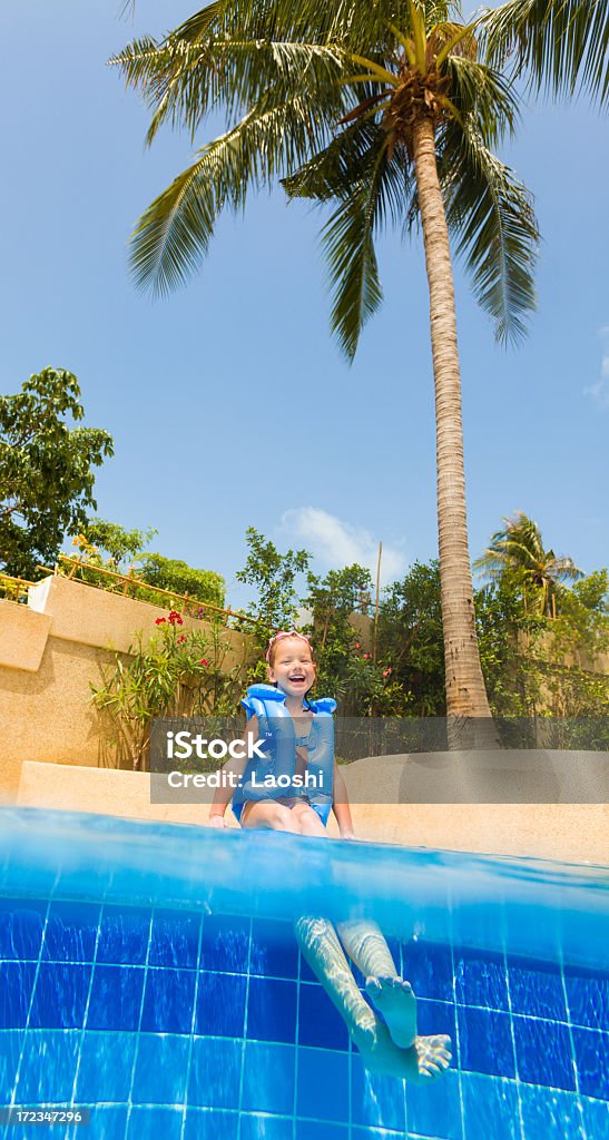 Sonriente niña en piscina - Foto de stock de 4-5 años libre de derechos