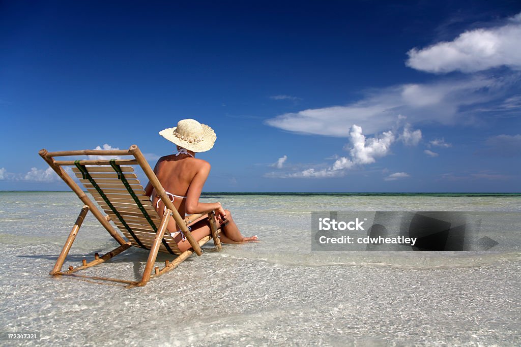 Femme assise dans un fauteuil en bambou - Photo de Adulte libre de droits