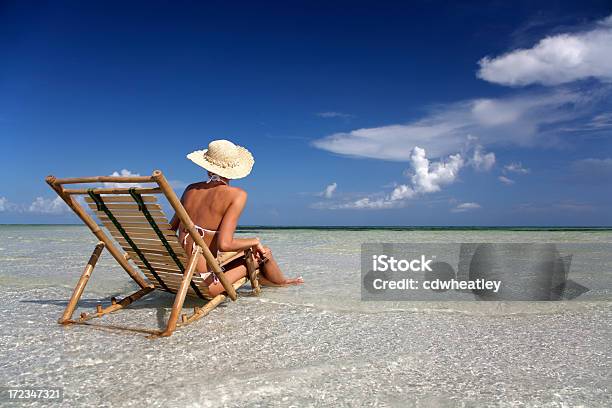 Photo libre de droit de Femme Assise Dans Un Fauteuil En Bambou banque d'images et plus d'images libres de droit de Adulte - Adulte, Beauté, Beauté de la nature