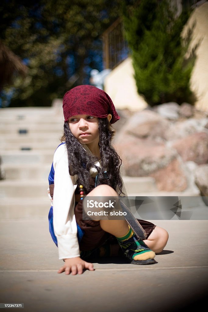 Un chico en un traje de pirata de estar - Foto de stock de De ascendencia europea libre de derechos