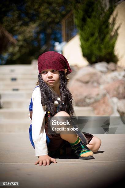 Un Chico En Un Traje De Pirata De Estar Foto de stock y más banco de imágenes de De ascendencia europea - De ascendencia europea, Escuela preescolar, Estilos de vida