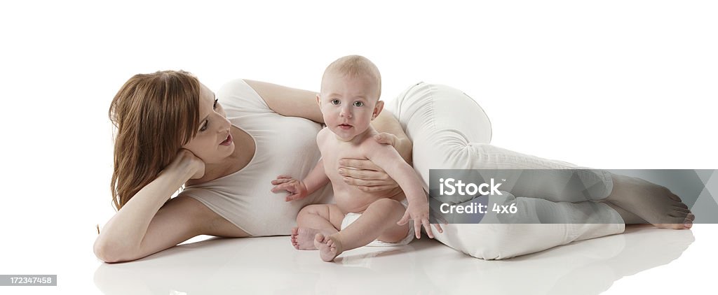 웃는 젊은 구슬눈꼬리 자신의 어린 아기 - 로열티 프리 아기 스톡 사진