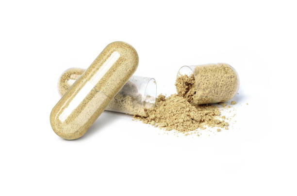 polvere di maca e capsula di erboristeria isolata - chinese medicine herb pill nutritional supplement foto e immagini stock