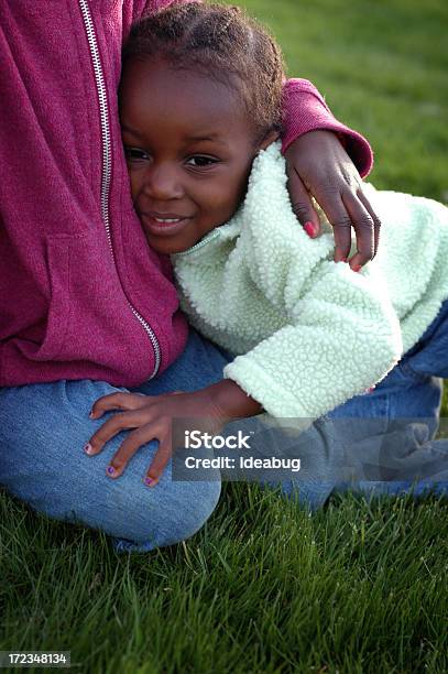 Duas Raparigas Agarrar Os Outros Fora - Fotografias de stock e mais imagens de 2-3 Anos - 2-3 Anos, 6-7 Anos, Abraçar