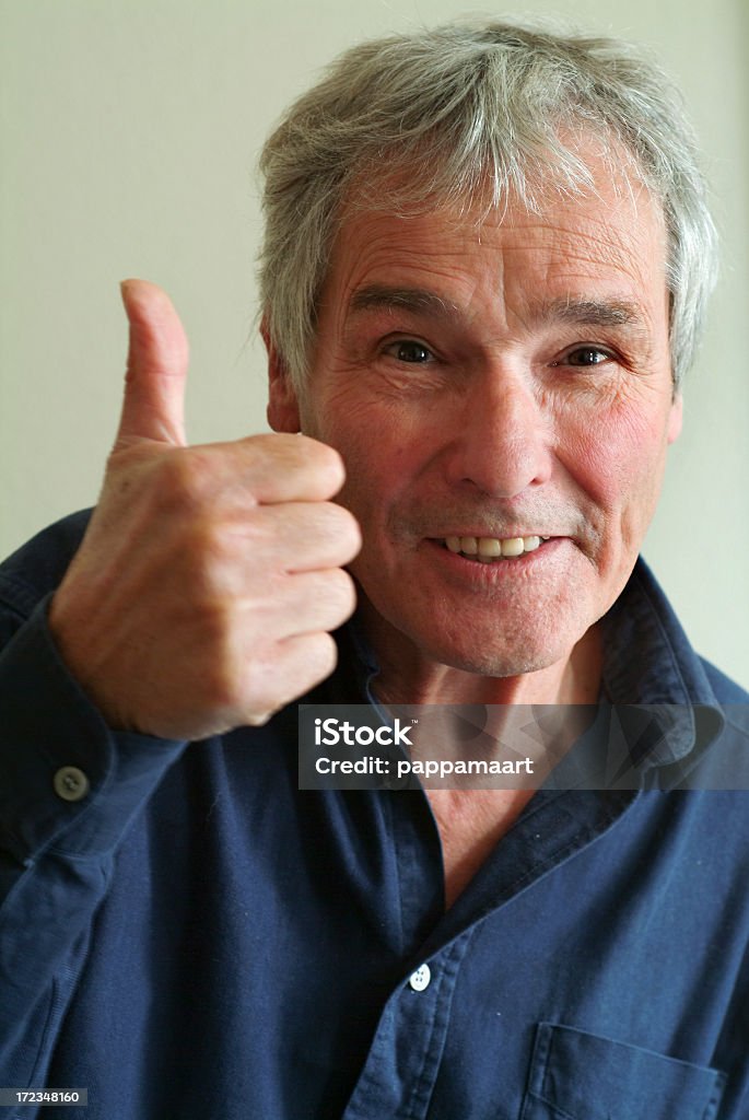 Retrato de hombre con Botón pulgar levantado - Foto de stock de 60-69 años libre de derechos
