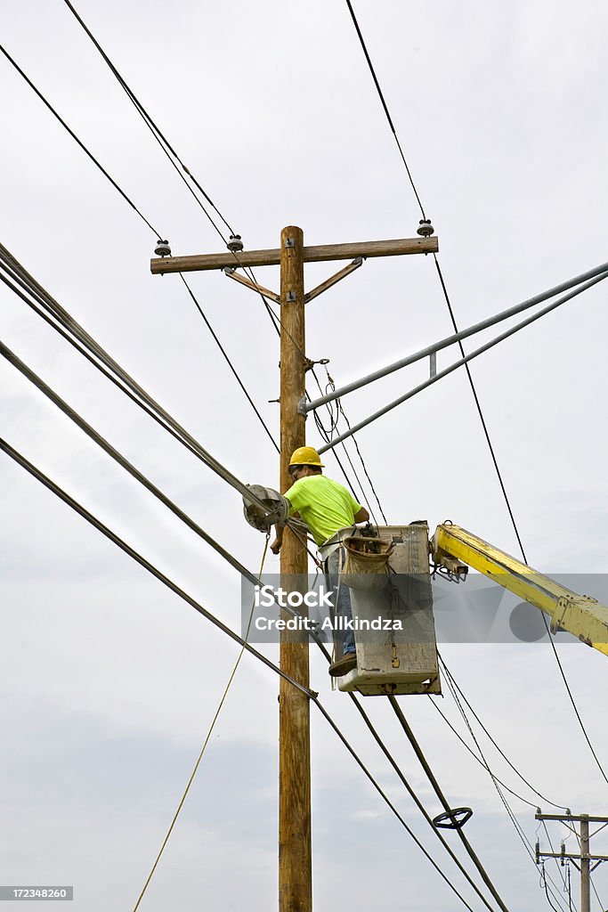 workin sulle linee di alimentazione - Foto stock royalty-free di Palo telegrafico