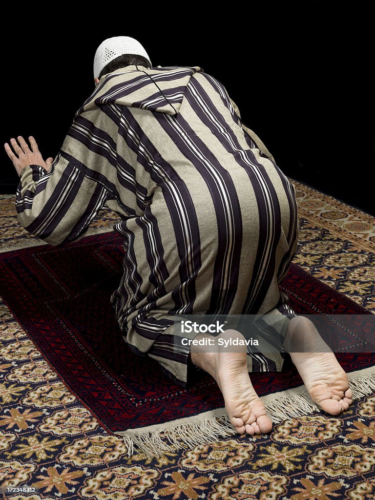 Hombre musulmana rezar - Foto de stock de Accesorio de cabeza libre de derechos