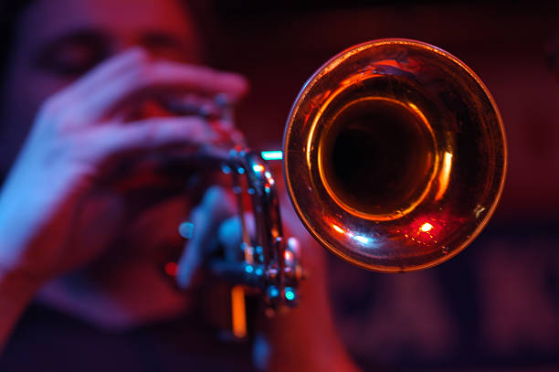 close-up of the cone of a trumpet with player out of focus - trompet stockfoto's en -beelden