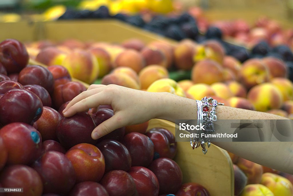 Criança compras de mercearia, adolescente compras no mercado de frutas Ameixa - Royalty-free Gêneros alimentícios Foto de stock