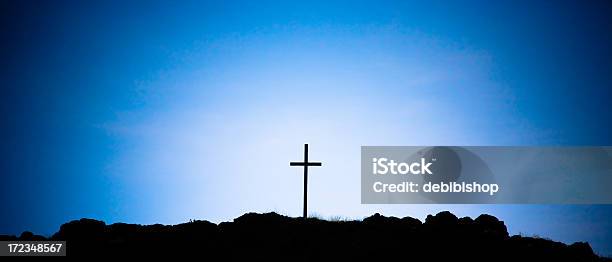 Cruz Sobre Uma Colina - Fotografias de stock e mais imagens de Cruz religiosa - Cruz religiosa, Azul, Encosta
