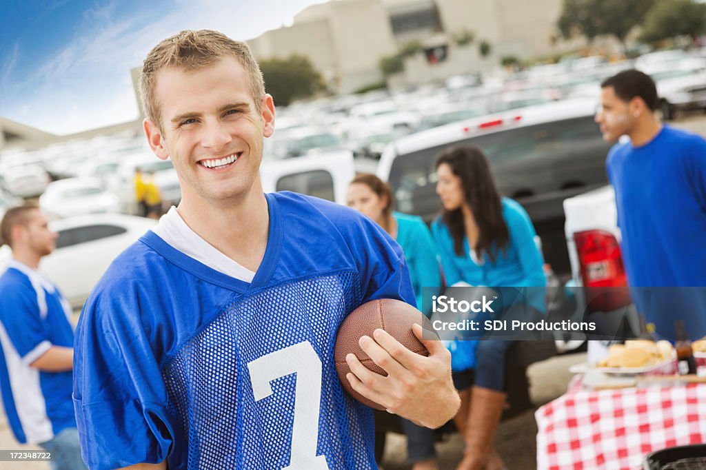 College football fan im stadium tailgate-party mit Freunden - Lizenzfrei Parkplatz-Picknick Stock-Foto