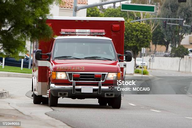 Ambulância - Fotografias de stock e mais imagens de 2000-2009 - 2000-2009, Acidentes e Desastres, Ambulância