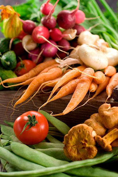 farmer's market-produits bio - vegetable healthy eating heirloom tomato edible mushroom photos et images de collection