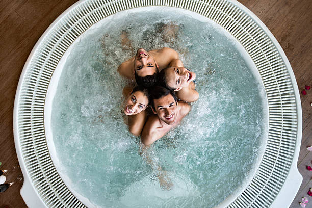 przyjaciele zabawy w jacuzzi - couple hot tub spa treatment health spa zdjęcia i obrazy z banku zdjęć