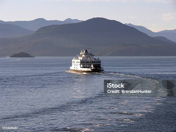 Foto de Ferry e mais fotos de stock de Barco de passageiros - Barco de passageiros, Carregar, Casco de navio