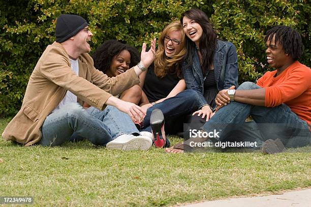 Grande Grupo De Amigos - Fotografias de stock e mais imagens de Bíblia - Bíblia, Universidade, Aluno da Universidade