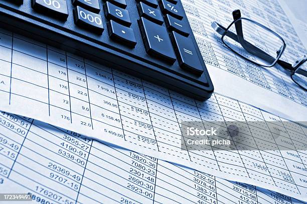 Numerales Y Finanzas Foto de stock y más banco de imágenes de Impuesto - Impuesto, Asesor financiero, Oficina