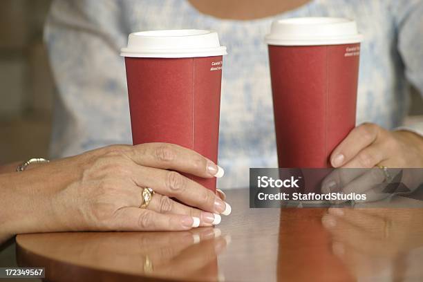 두 숙녀들 갖는 라떼 커피-마실 것에 대한 스톡 사진 및 기타 이미지 - 커피-마실 것, 커피숍, 가족
