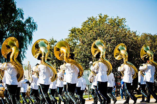 high-school-blaskapelle (tubas - marching band stock-fotos und bilder