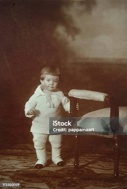 Depoca Seppia Foto Di Piccolo Ragazzo In Sedia - Fotografie stock e altre immagini di Bambini maschi - Bambini maschi, Anno 1930, Stare in piedi