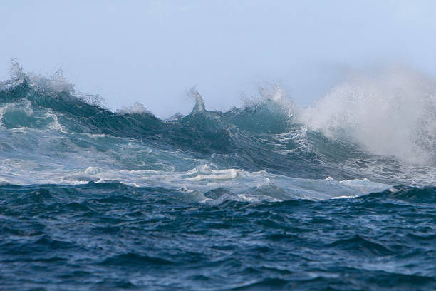 mer agitée - storm tide tide wave high tide photos et images de collection