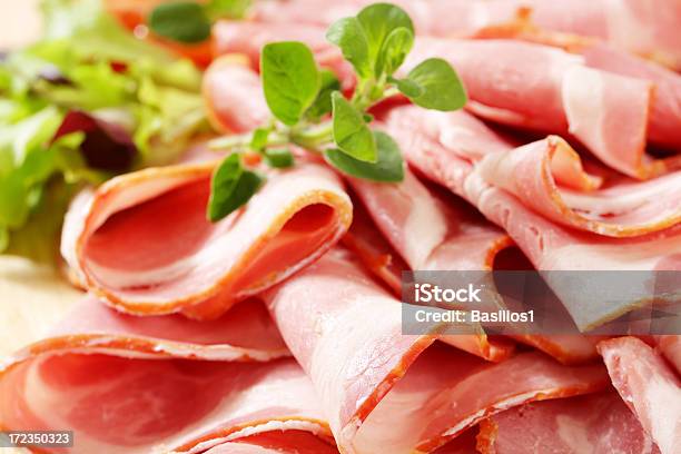 Fette Di Carne Di Maiale - Fotografie stock e altre immagini di Alimento affumicato - Alimento affumicato, Basilico, Carne