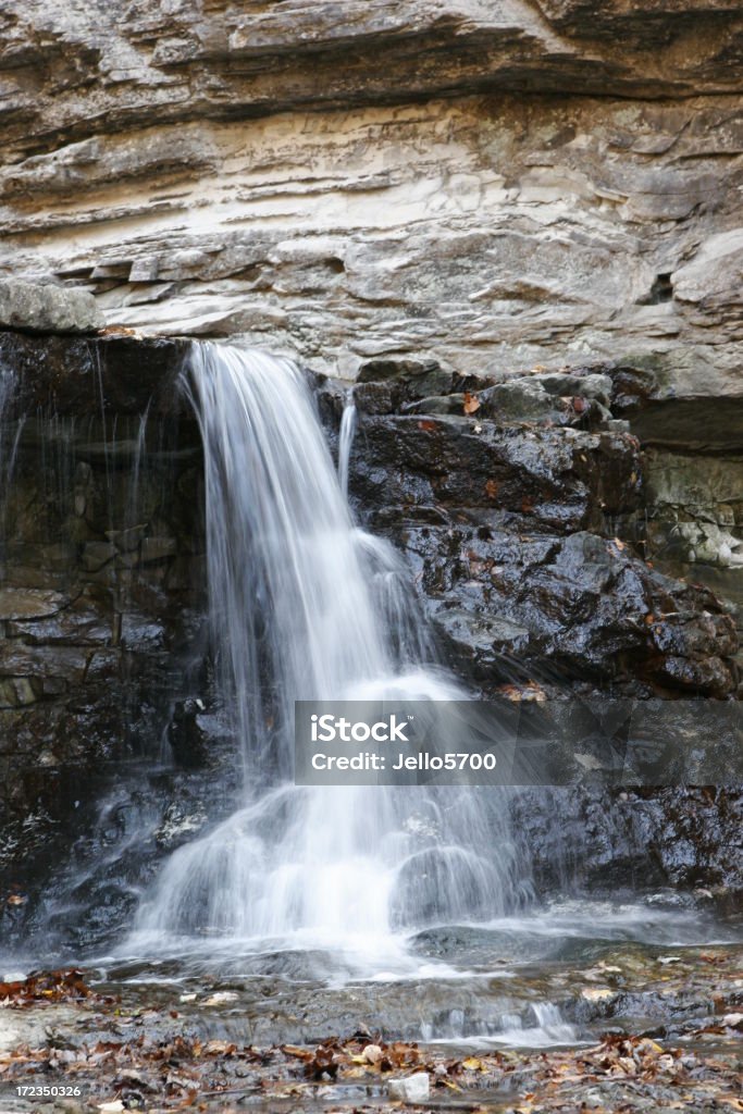 Cascada de piedra - Foto de stock de Agua libre de derechos