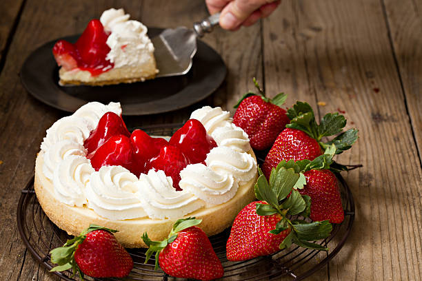 イチゴのチーズケーキなどをお出しする - strawberry cheesecake ストックフォトと画像