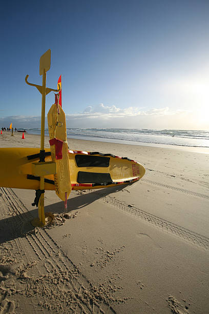 サーフ救助オーストラリア - gold coast australia lifeguard sea ストックフォトと画像