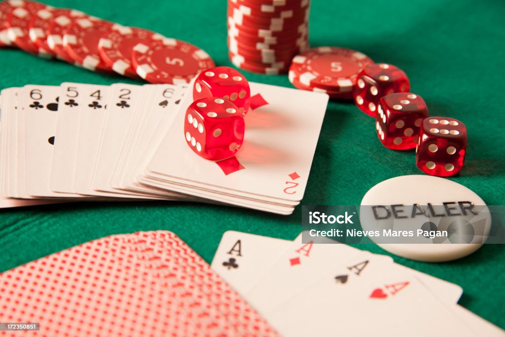 Poker: Cartes de visite, jeu dices et jetons de casino. - Photo de Carte numérale libre de droits