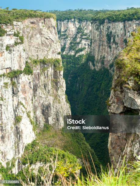 Canyon Itaimbezinho Em Aparados Da Serra Nationalpark Brasil - Fotografias de stock e mais imagens de Ao Ar Livre