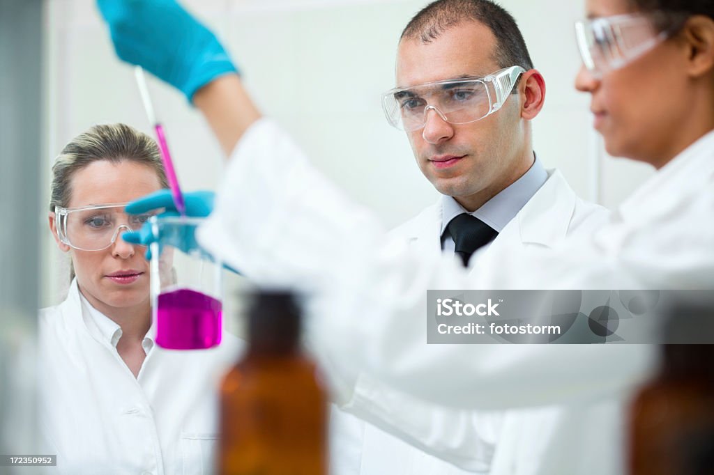 Equipo de científicos en un laboratorio - Foto de stock de Cristal - Material libre de derechos
