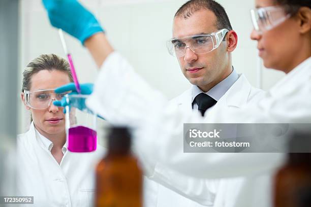 Equipo De Científicos En Un Laboratorio Foto de stock y más banco de imágenes de Cristal - Material - Cristal - Material, Hombres, Laboratorio