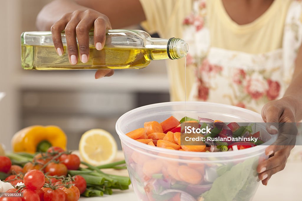 Fazer uma salada saudável fresca. - Royalty-free Azeite Foto de stock