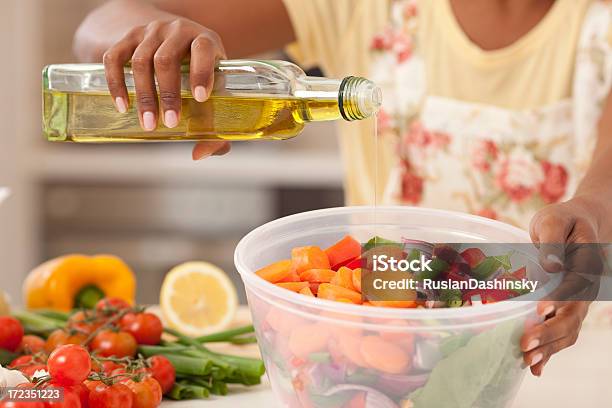 Fazer Uma Salada Saudável Fresca - Fotografias de stock e mais imagens de Azeite - Azeite, Adulto, Alface