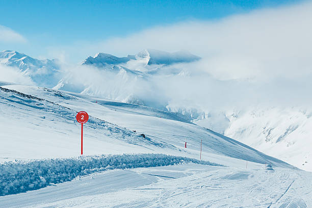 высокий горный пейзаж ski большое - val disere стоковые фото и изображения