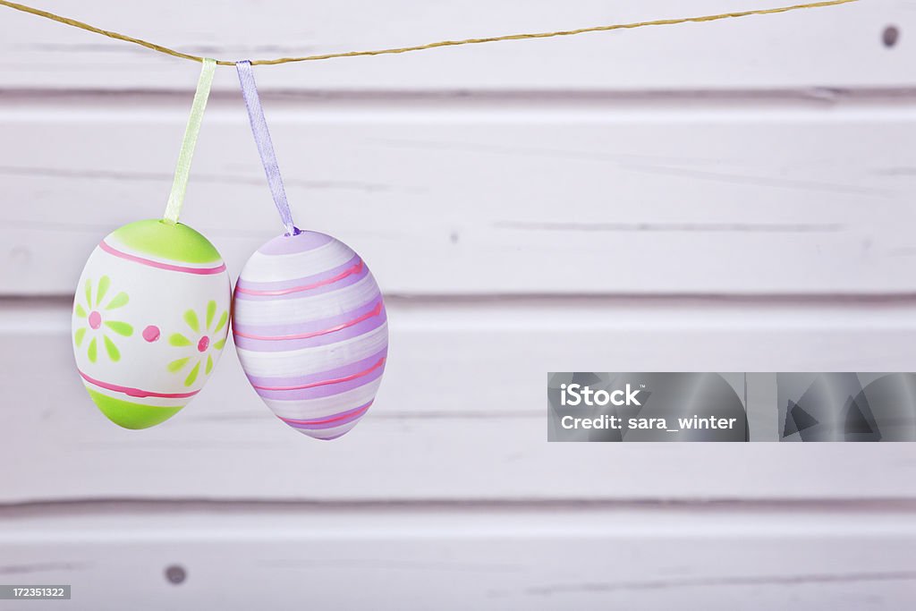 Decoradas huevos de Pascuas en una línea con un ambiente rústico de fondo - Foto de stock de Alimento libre de derechos