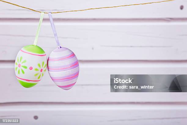 Decoradas Huevos De Pascuas En Una Línea Con Un Ambiente Rústico De Fondo Foto de stock y más banco de imágenes de Alimento