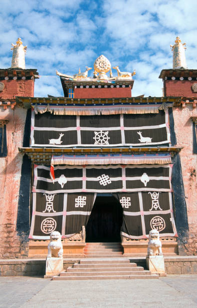 istock Entrance of a Budhist temple 172351404