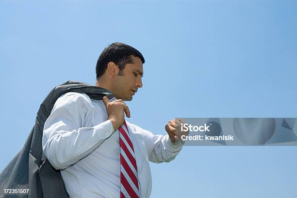 Businessaufenthalt Stockfoto und mehr Bilder von Anzug - Anzug, Auf die Uhr sehen, Ein Mann allein