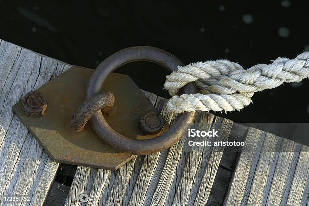 Anillo De Anclaje Foto de stock y más banco de imágenes de Acero - Acero, Agua, Amarrado