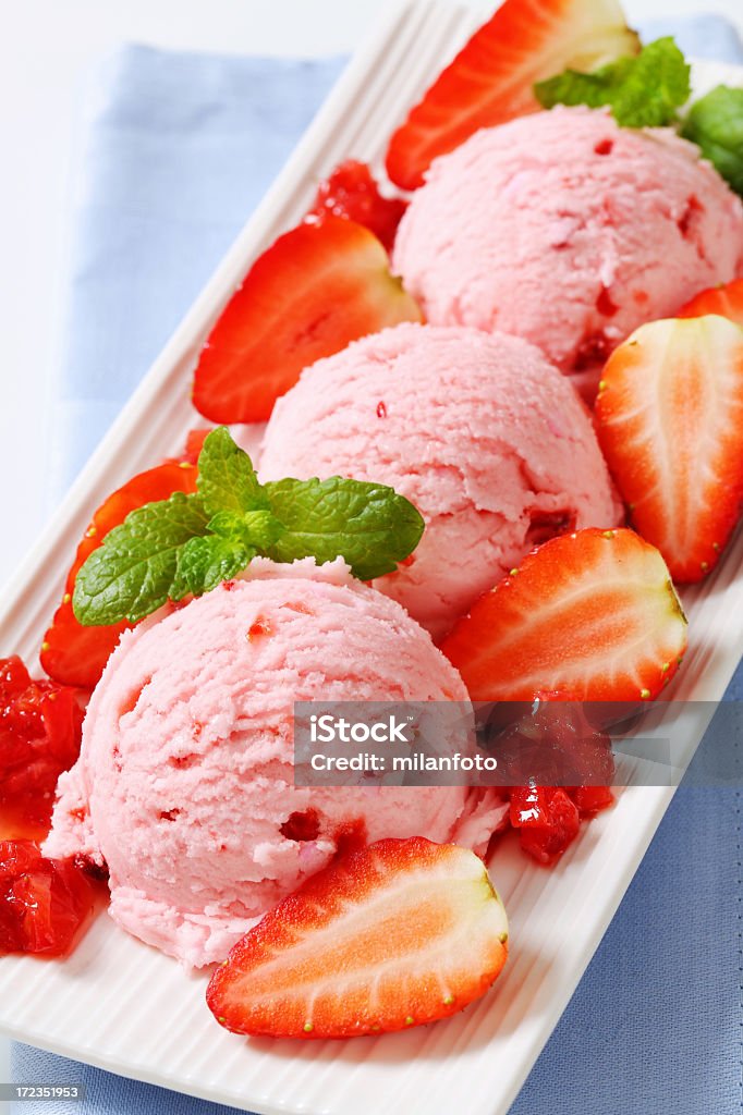 Trois boules de glace à la fraise - Photo de Aliment surgelé libre de droits