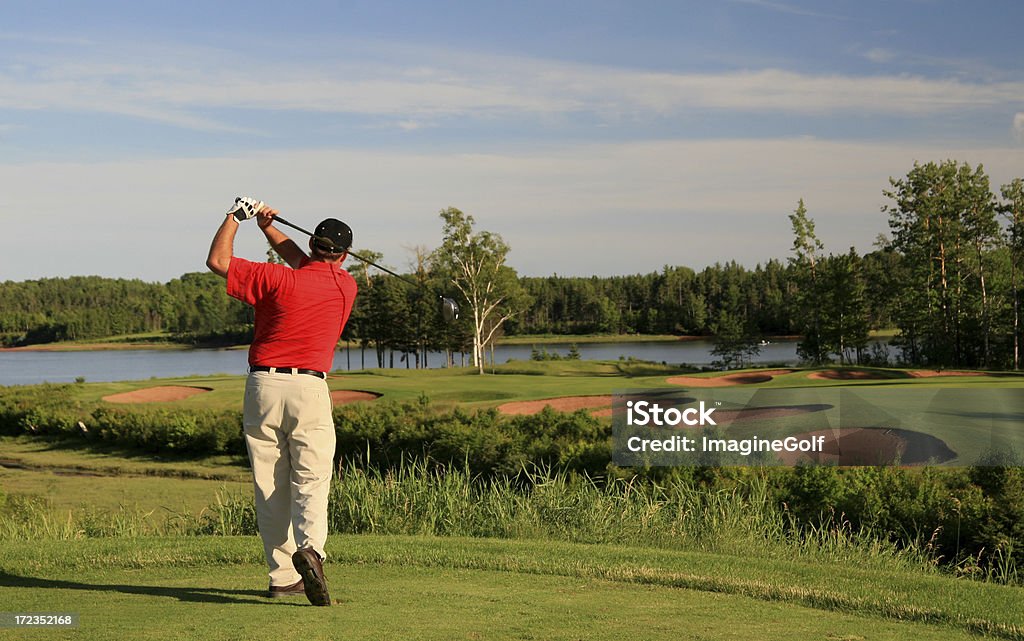 Caucasica irriconoscibile Giocatore di golf nella top rosso - Foto stock royalty-free di Acqua