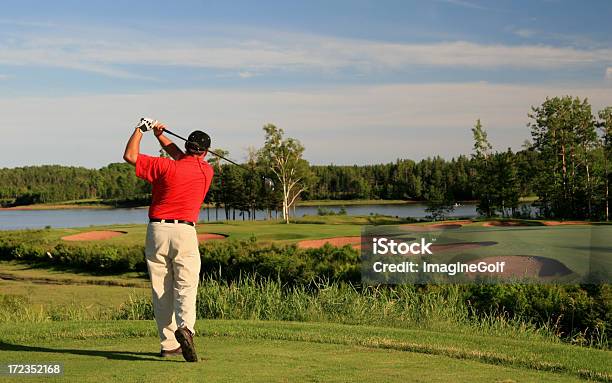 Recortados Europeu Jogador De Golfe Na Camisa Vermelha - Fotografias de stock e mais imagens de Adulto