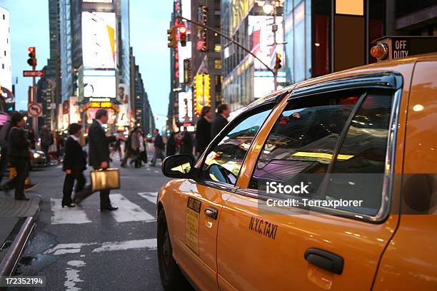 Giallo Taxicab A Times Square - Fotografie stock e altre immagini di Taxi - Taxi, New York - Città, New York - Stato