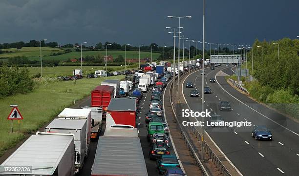 Traffic Jam Vehemente Día M5 Foto de stock y más banco de imágenes de Tráfico - Tráfico, Embotellamiento, Camión de peso pesado