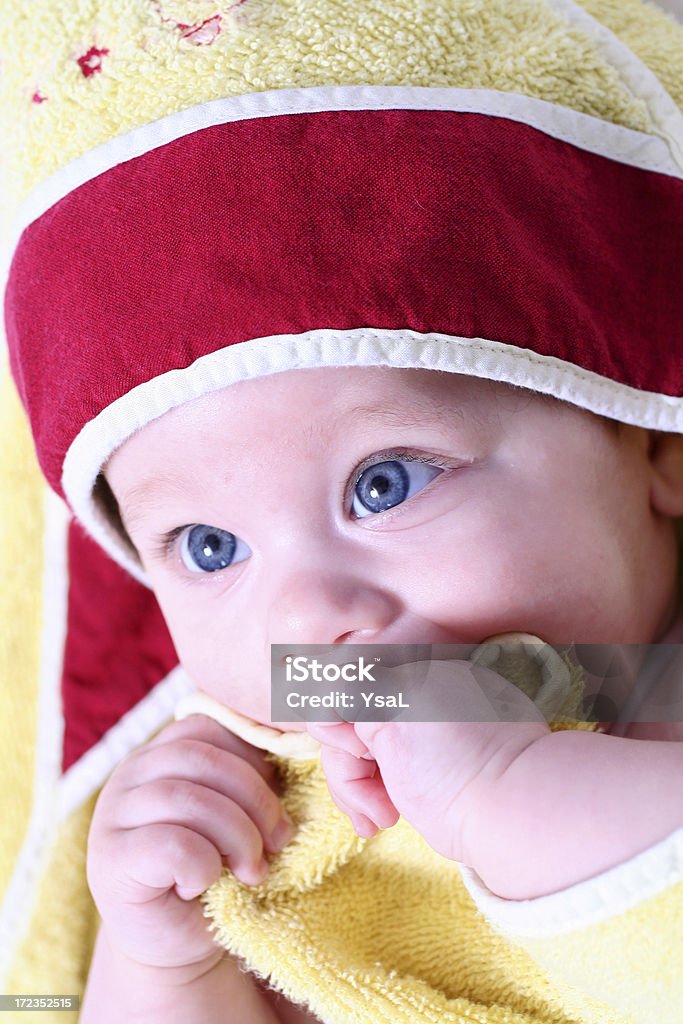 Niña bebé después de baño - Foto de stock de Asistencia sanitaria y medicina libre de derechos