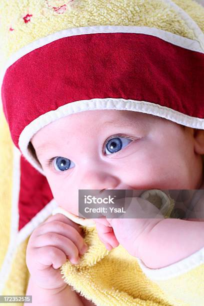 Niña Bebé Después De Baño Foto de stock y más banco de imágenes de Asistencia sanitaria y medicina - Asistencia sanitaria y medicina, Bebé, Cara humana