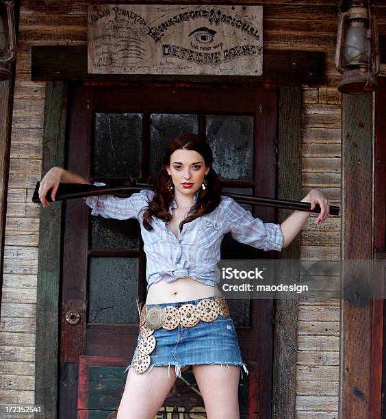 Western Dziewczyna Z Pistolet - zdjęcia stockowe i więcej obrazów Austin - Stan Teksas - Austin - Stan Teksas, Dom z cegły, Odlotowy styl