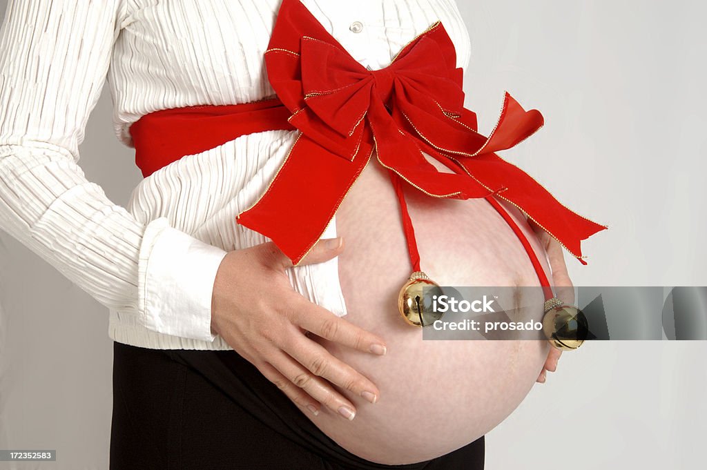 Toucinho grávida envolto em Natal, laço - Foto de stock de Grávida royalty-free